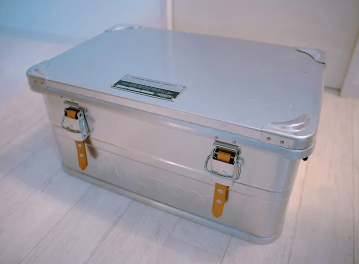 キャンプ道具をまとめて収納するDULTONアルミコンテナ