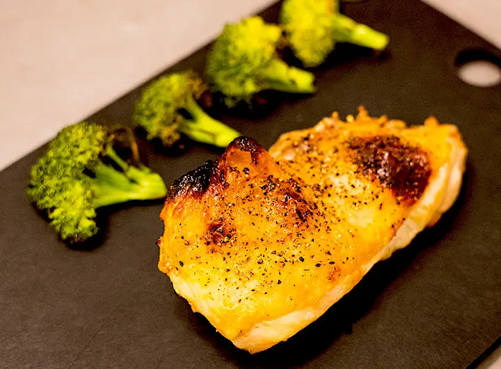 鶏肉は皮がパリッと、中はジューシーに。