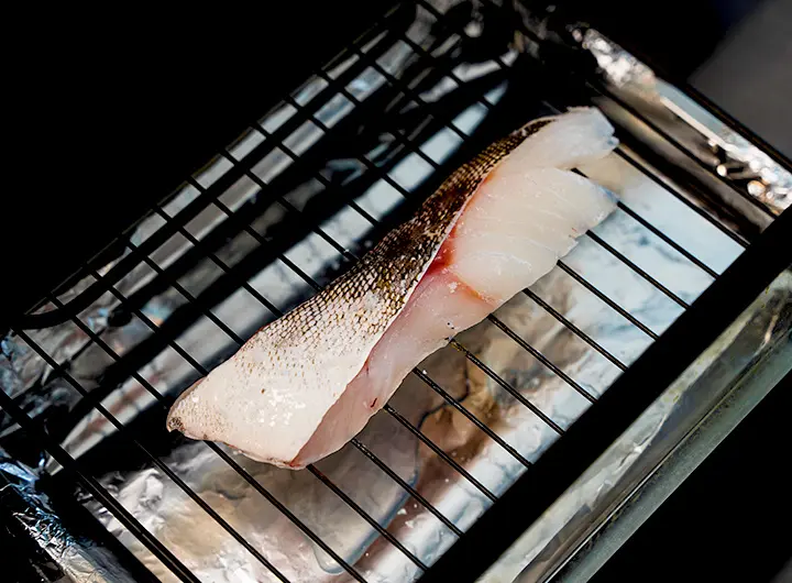 煙やニオイを気にせず、自宅で焼き魚を楽しめます。
