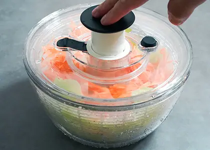 野菜の水切りにOXO(オクソー)サラダスピナー