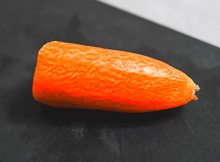 皮をむいたにんじんは、ピカピカの仕上がり。
