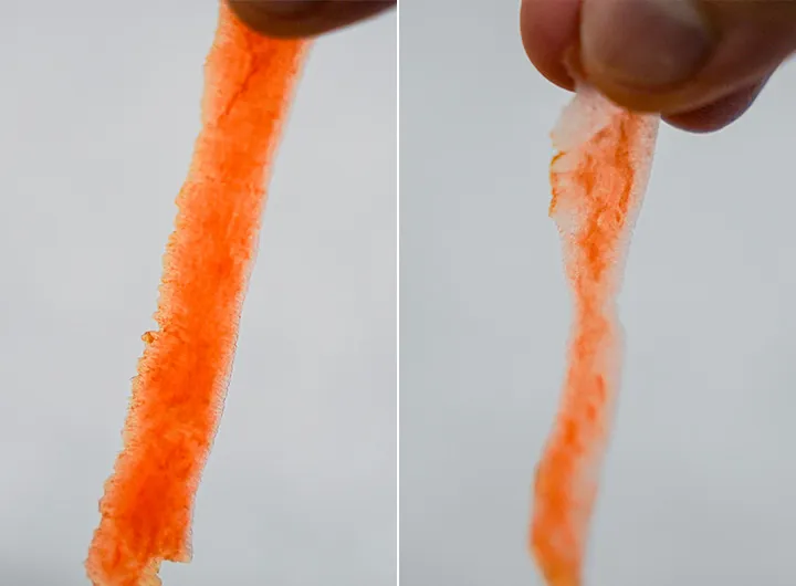 エバーピーラー（右）でむいた皮は、向こう側が透けるほど薄い
