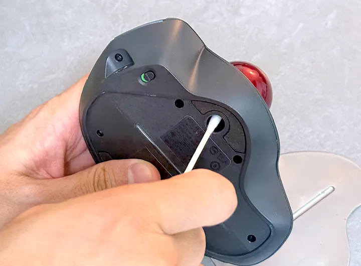 底面の穴からボールを押し出す