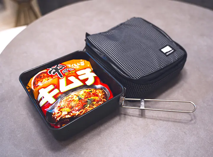 調理器具や袋麺がそのまま収まるサイズ感