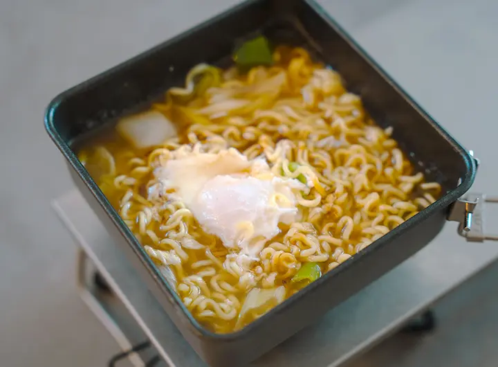 釣り場で食べるインスタントラーメンは格別のおいしさ