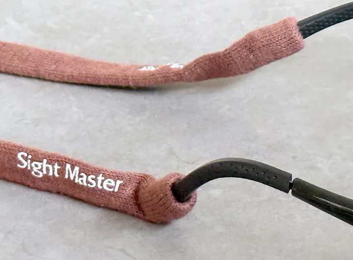テンプル先端に装着したコットンリテイナーの拡大写真
